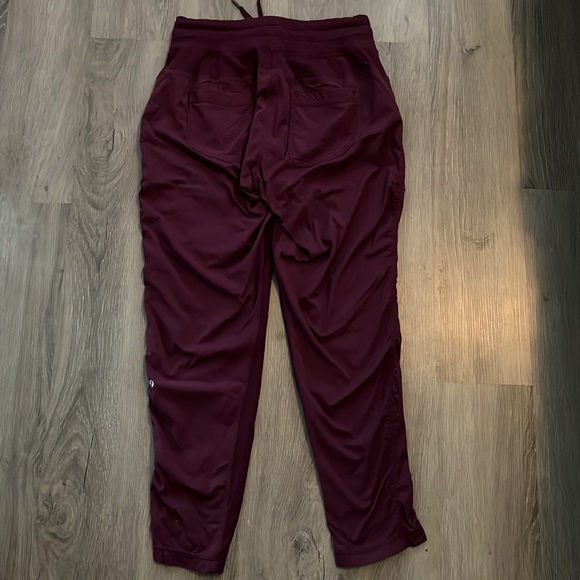 Lululemon women pants. Size 6 - Picture 8 of 8